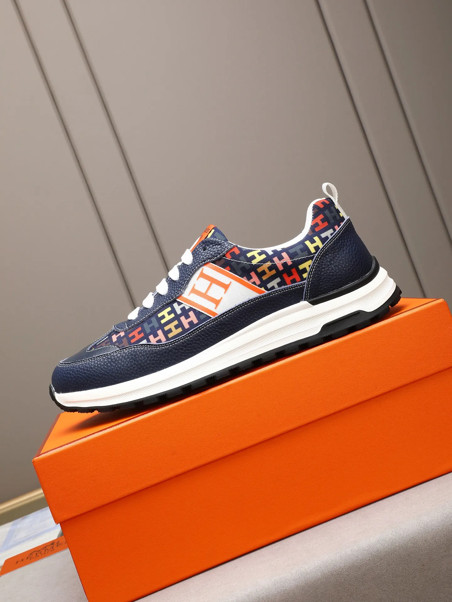 📛📛📛Men's shoes💰P400 (Hermes)🆕Men's color-blocked sneakers, with textured calfskin details. Spliced ​​with original cowhide, this shoe draws inspiration from the equestrian world, integrating technical details and practical functions. Breathable sheep lining, original combination outsole, high-end quality, and every detail is perfectly combined! Size: 38-44 (45 can be customized)